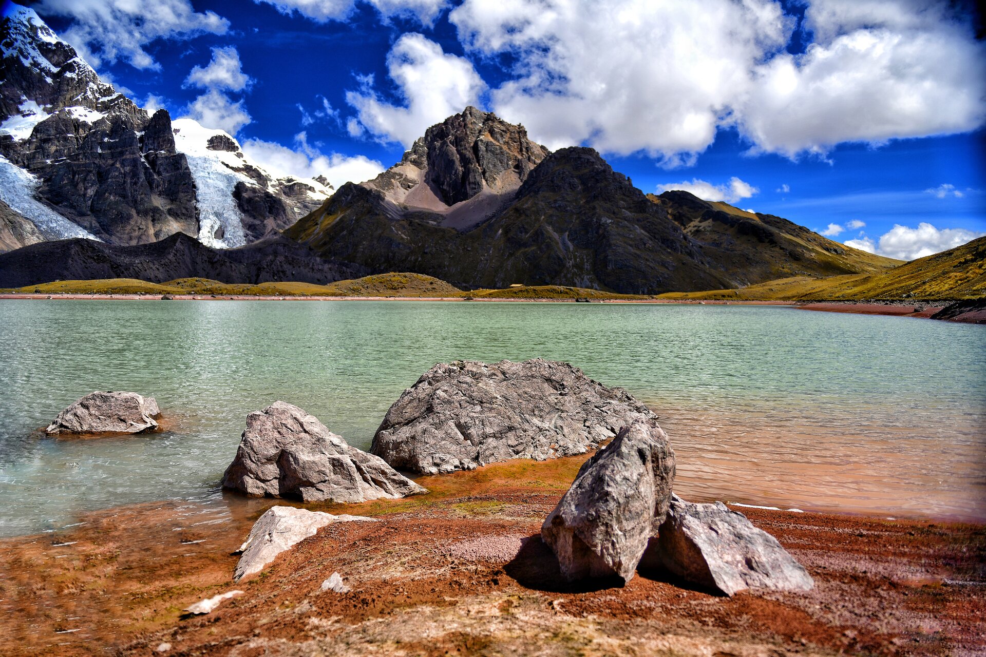 Laguna turquesa de alta montaña en los Andes peruanos